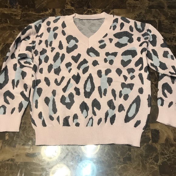 ๐Tan Cheetah Animal Print V Neck Sweater! - Picture 4 of 6